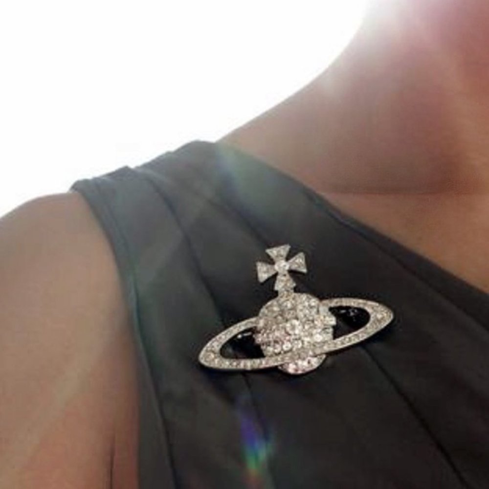 NEW VIVIENNE WESTWOOD Silver Bas Relief ORB BROOCH - Picture 3 of 8